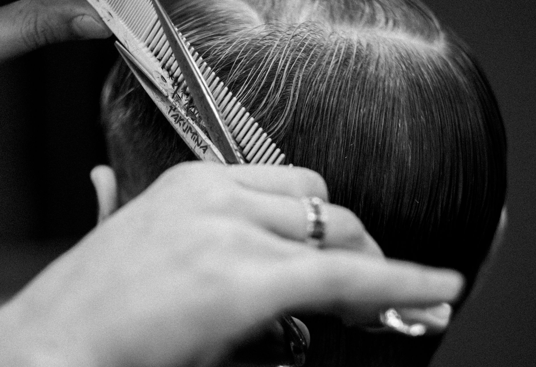 hands of a person cutting hair